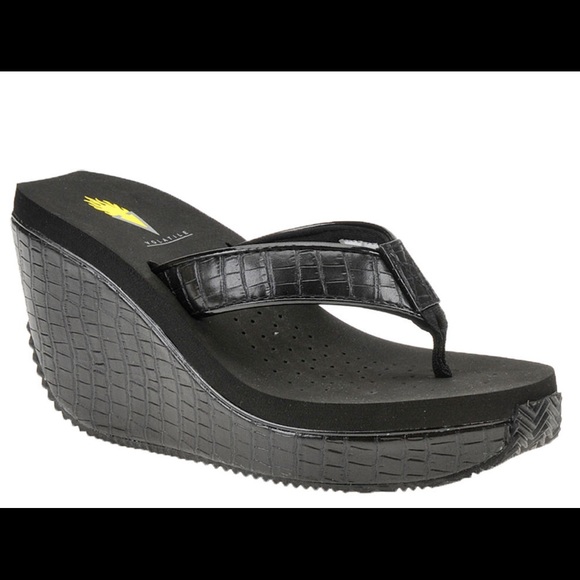 VOLITALE “Goldmine” Wedge sandal croc black Sz 8